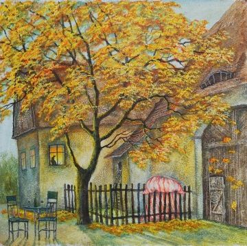 Oranžově zabarvený strom a za ním je starý dům